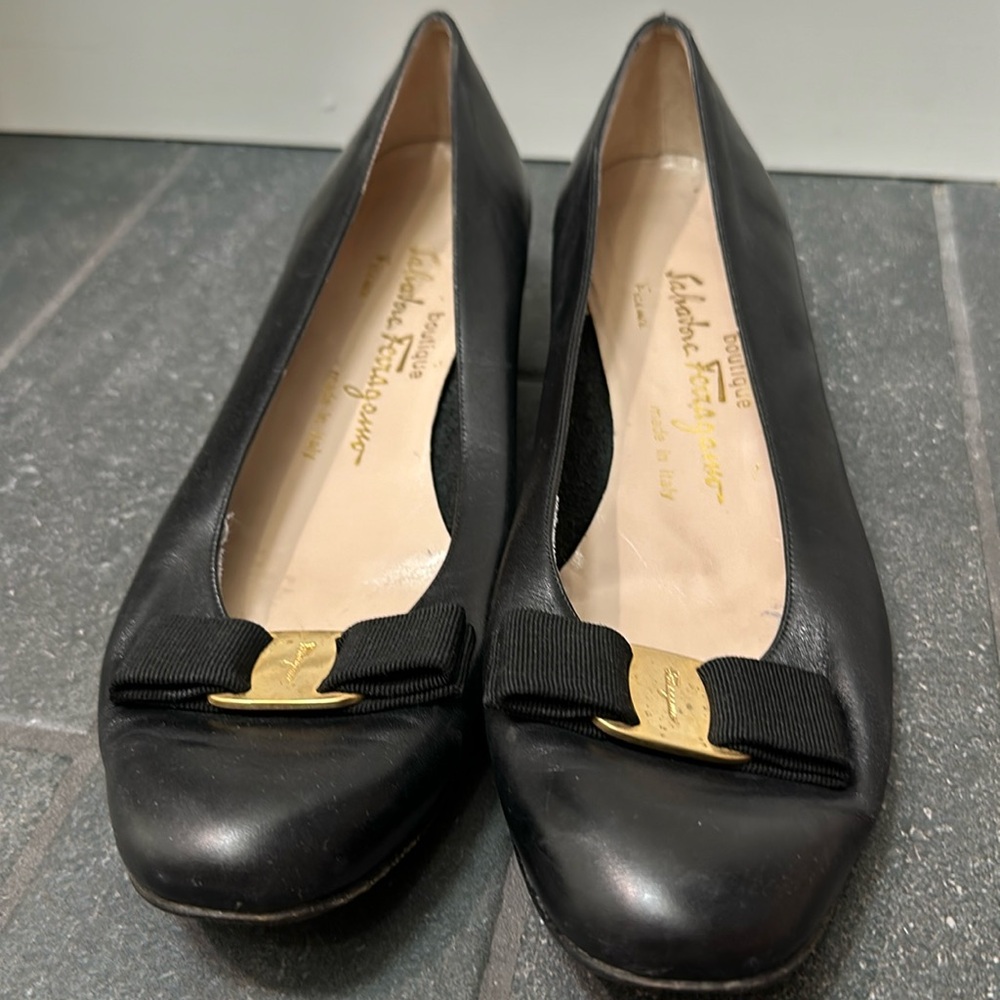 Salvatore Ferragamo size 10.5 B black 1.5” pumps